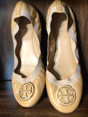 Tory Burch Caroline Ballet Flats Nude Beige Patent Leather Gold Logo Medallion 7